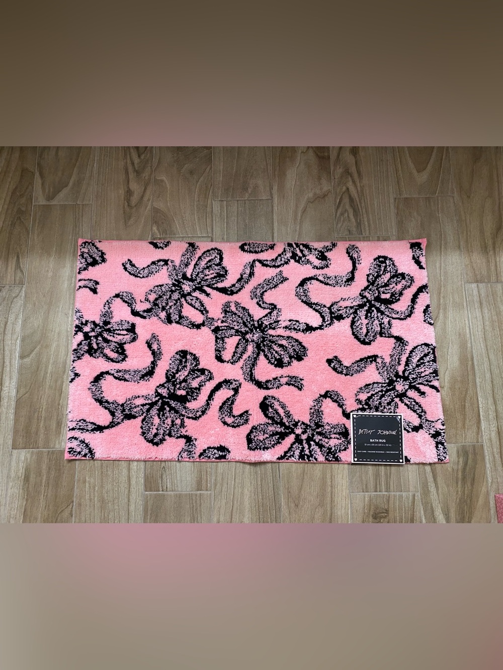 Betsey Johnson ❤️So soft Bow pattern Bath Rug Pink 20x32”  New